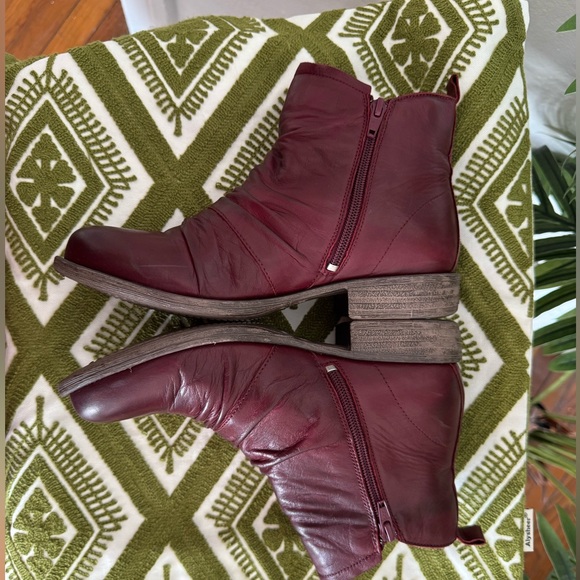 Miz Mooz “Legacy” Burgundy Leather Ankle Boots with Buckles Size 8 - Picture 8 of 9